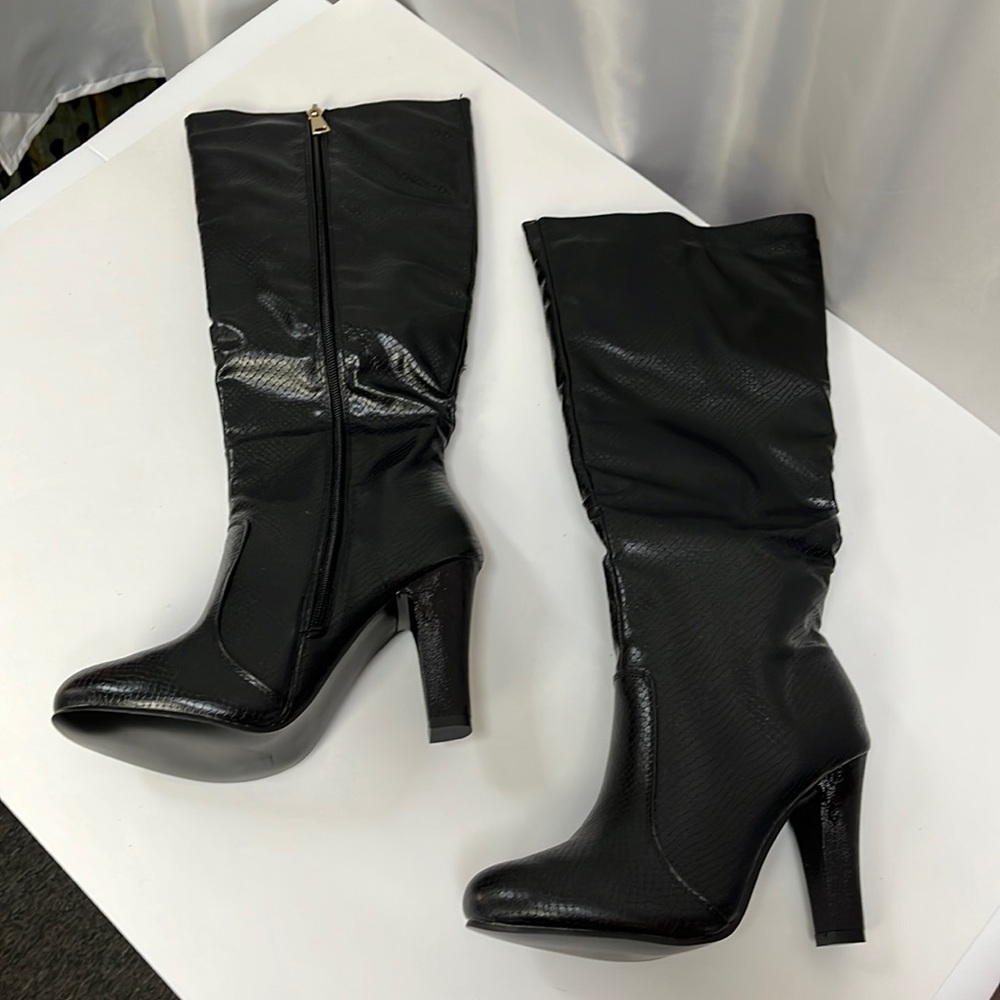 Forever Young women’s boots. 1722
